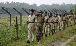 Indian Border Security Force (BSF) personnel patrol with a sniffer dog along a stretch of the India-Bangladesh border ahead of India's Independence Day celebrations in Fulbari village, on the outskirts of the northeastern Indian city of Siliguri, August 12, 2009. Security has been tightened across the nation to ward off any possible militant attacks leading up to India's Independence Day celebrations on August 15. REUTERS/Rupak De Chowdhuri (INDIA MILITARY POLITICS)